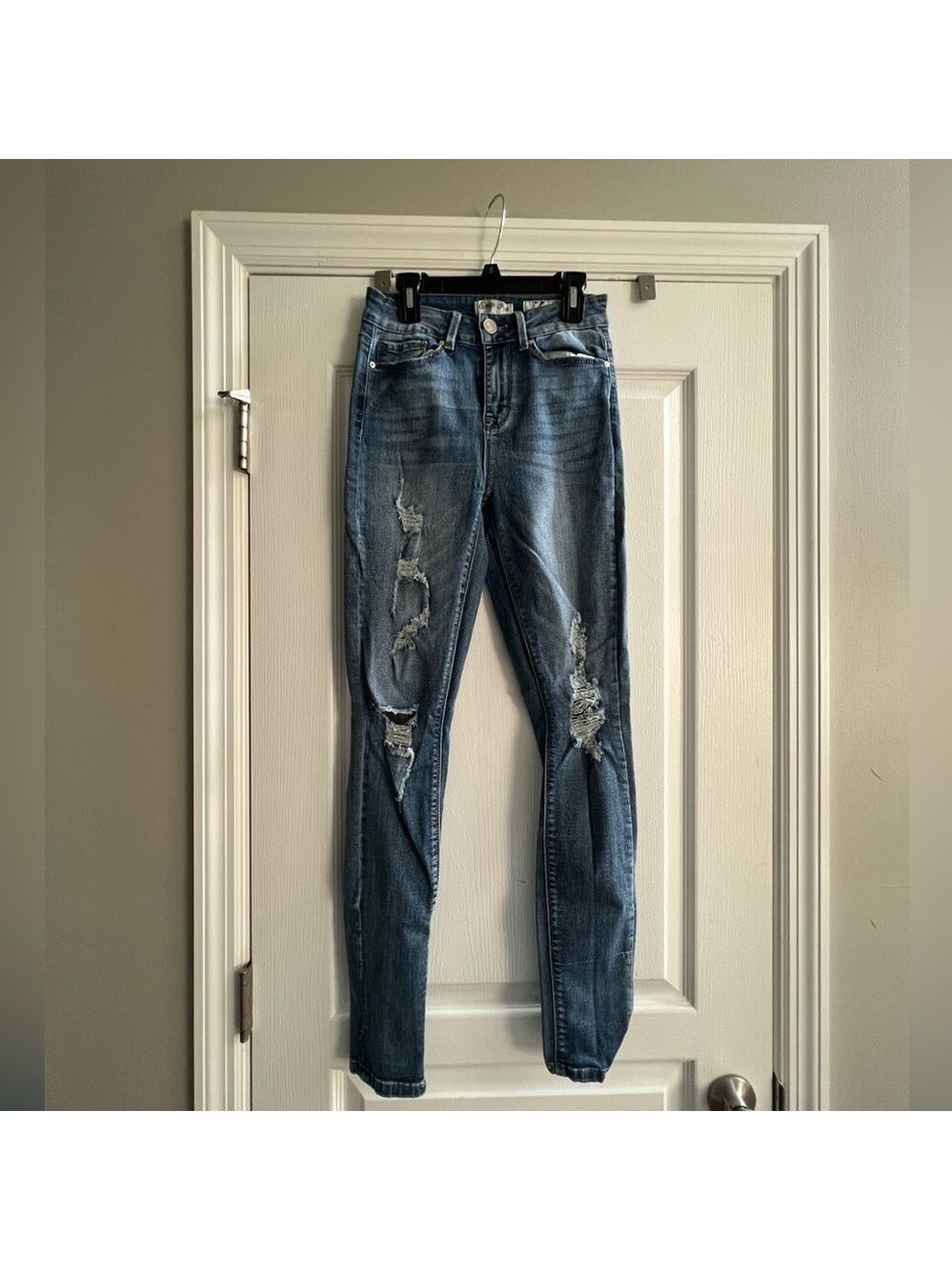 Women’s Indigo Rein distressed ankle length jeans. Size 5